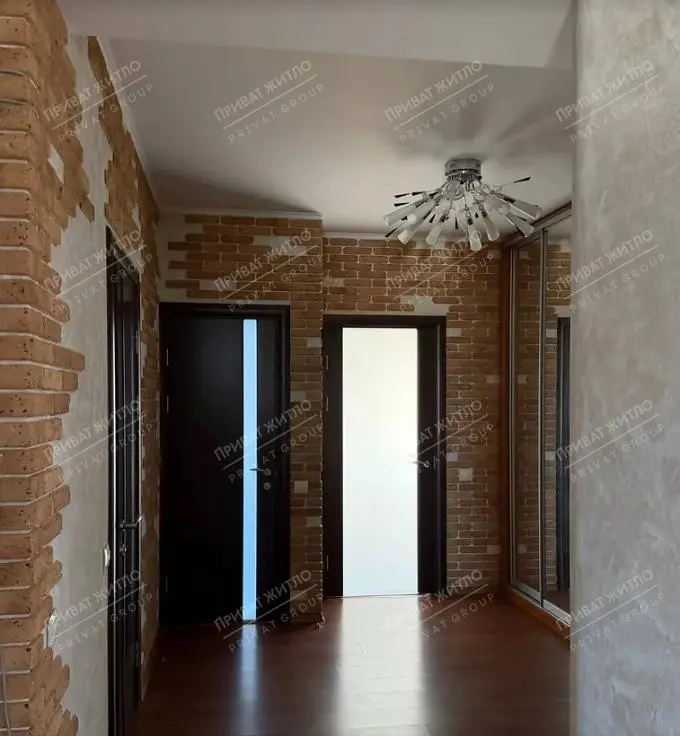 Продається простора трикімнатна квартира в сучасному цегляному будинку