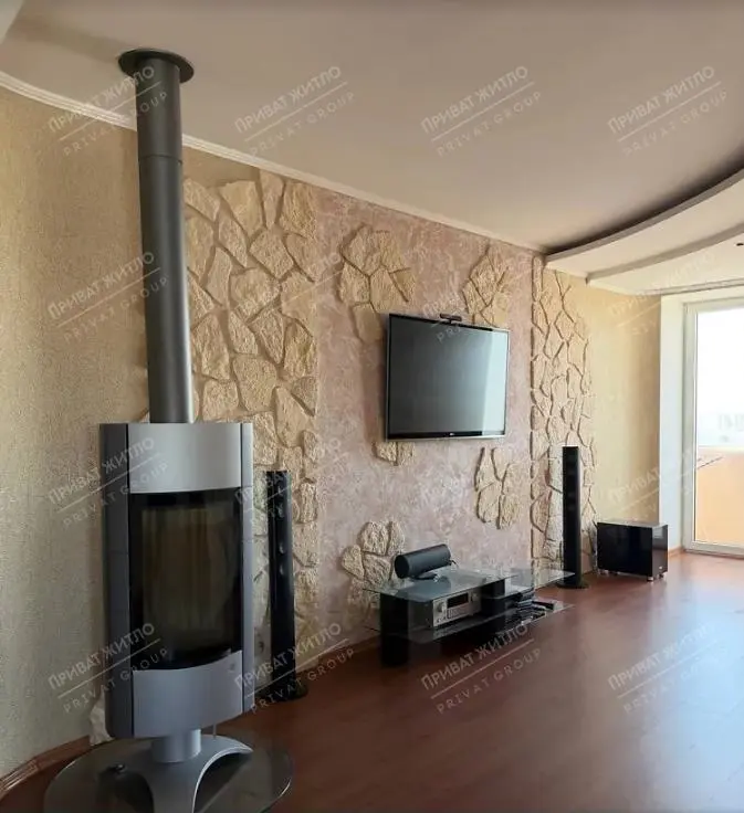 Продається простора трикімнатна квартира в сучасному цегляному будинку