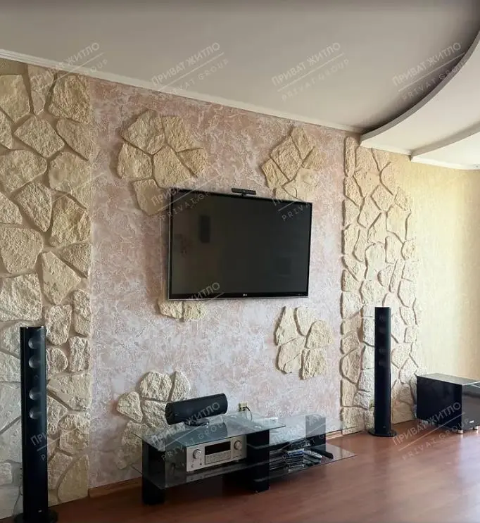 Продається простора трикімнатна квартира в сучасному цегляному будинку