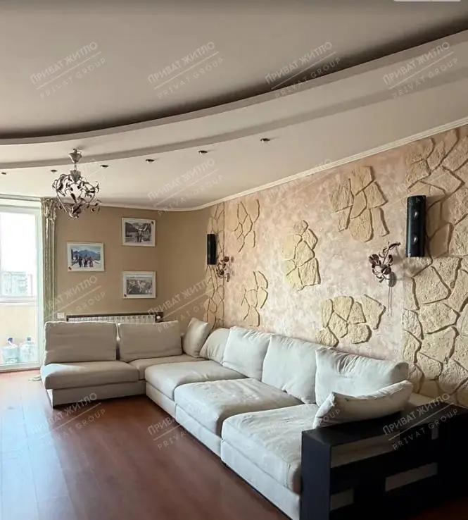 Продається простора трикімнатна квартира в сучасному цегляному будинку