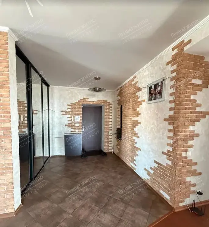 Продається простора трикімнатна квартира в сучасному цегляному будинку