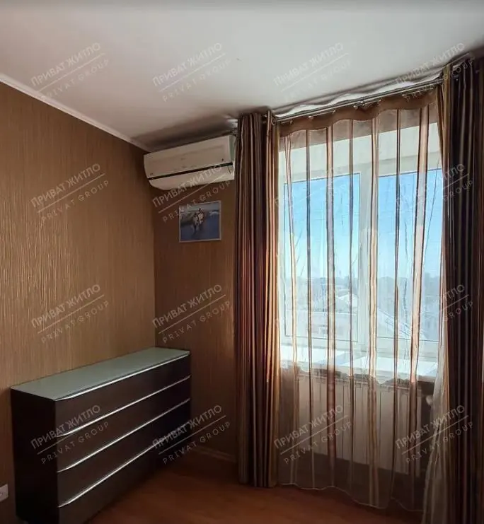 Продається простора трикімнатна квартира в сучасному цегляному будинку