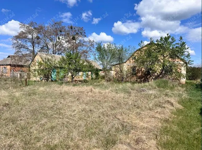 Земельна ділянка з житловим будинком