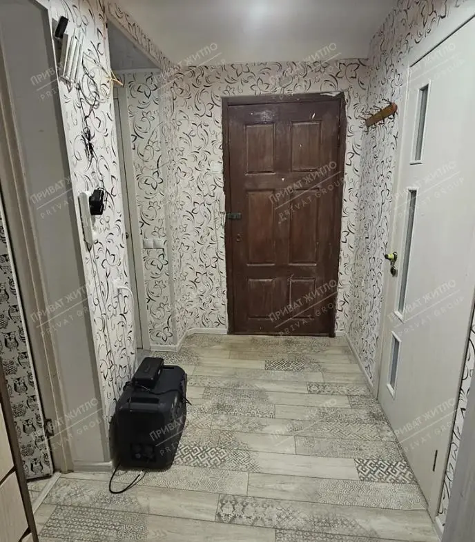 Продається  4-кімнатна квартира в спальному районі  на Половках.