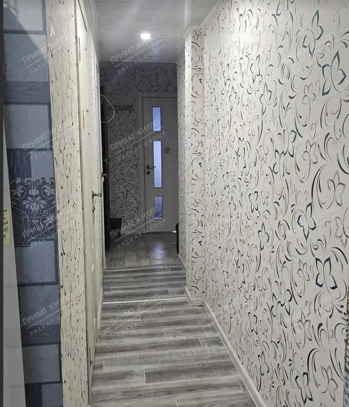 Продається  4-кімнатна квартира в спальному районі  на Половках.