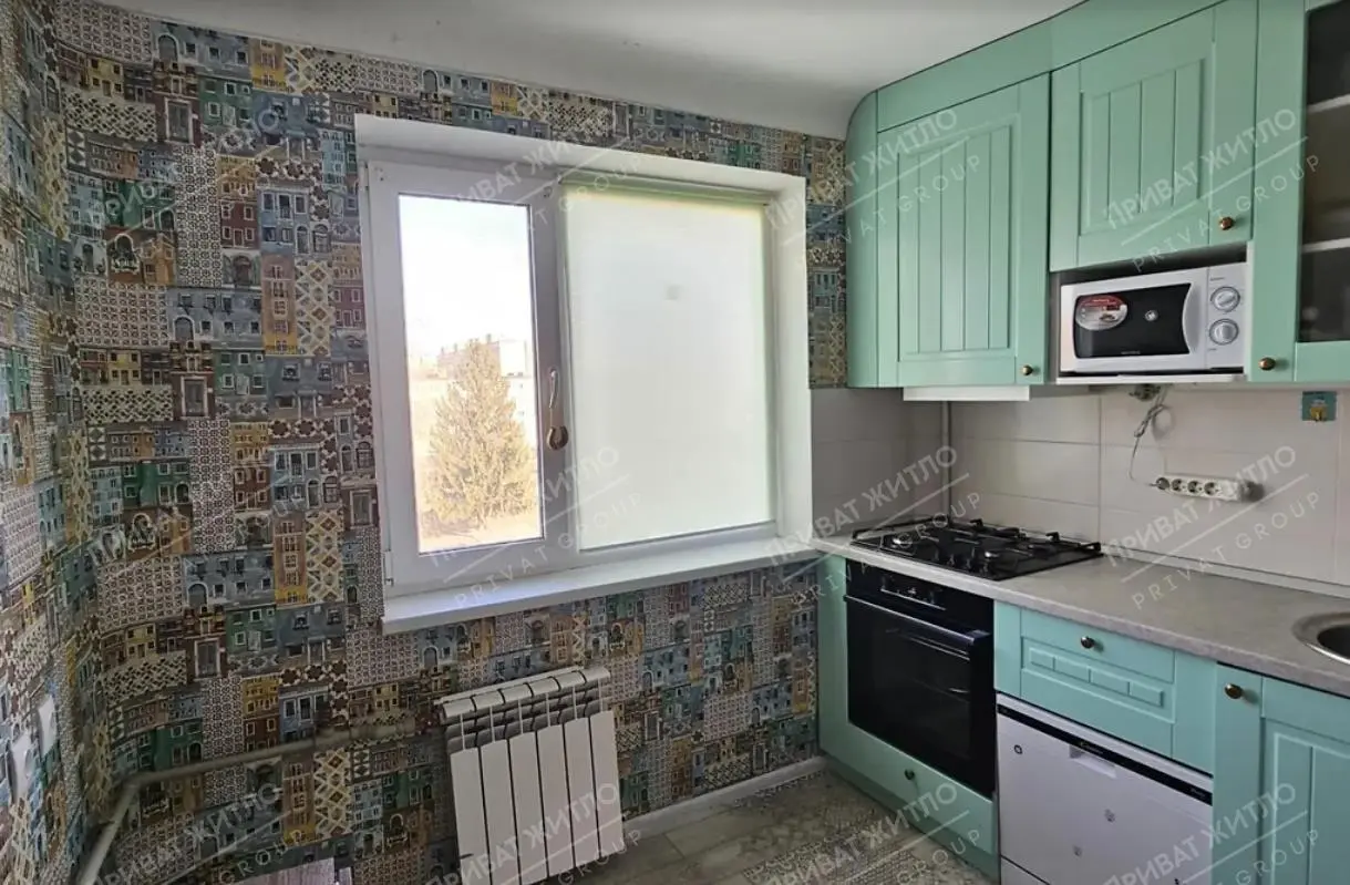 Продається  4-кімнатна квартира в спальному районі  на Половках.