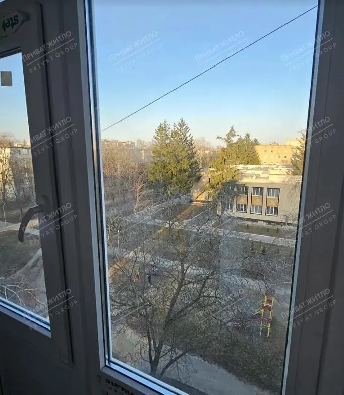 Продається  4-кімнатна квартира в спальному районі  на Половках.