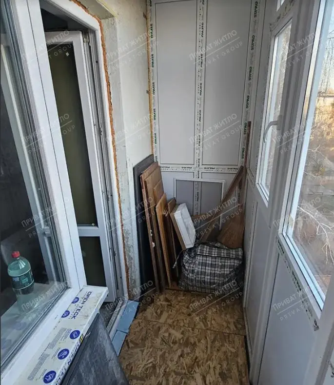 Продається  4-кімнатна квартира в спальному районі  на Половках.