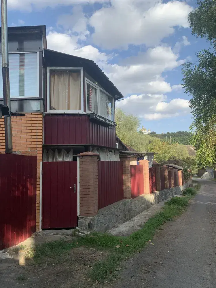 Продаж будинку в Полтаві з готовим простором для життя та бізнесу.