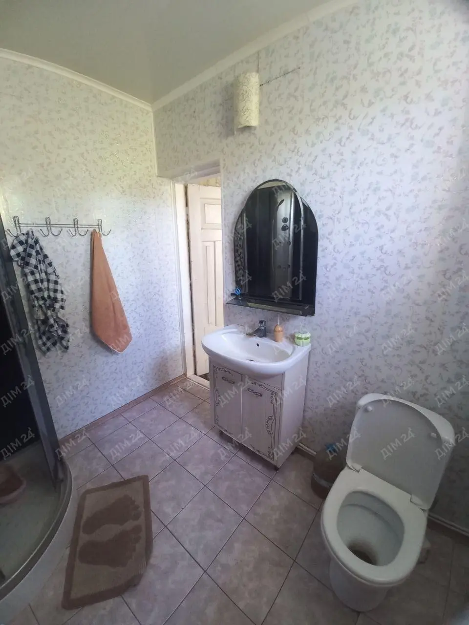 Продається затишний будинок із великою земельною ділянкою всього за 30 км від міста!
