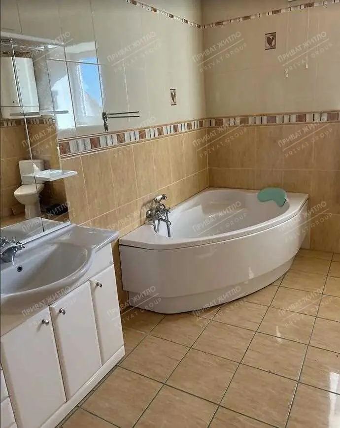 Розкішний двоповерховий цегляний будинок у с. Мильці