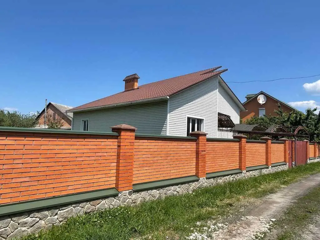 Цегляний будинок з комунікаціями