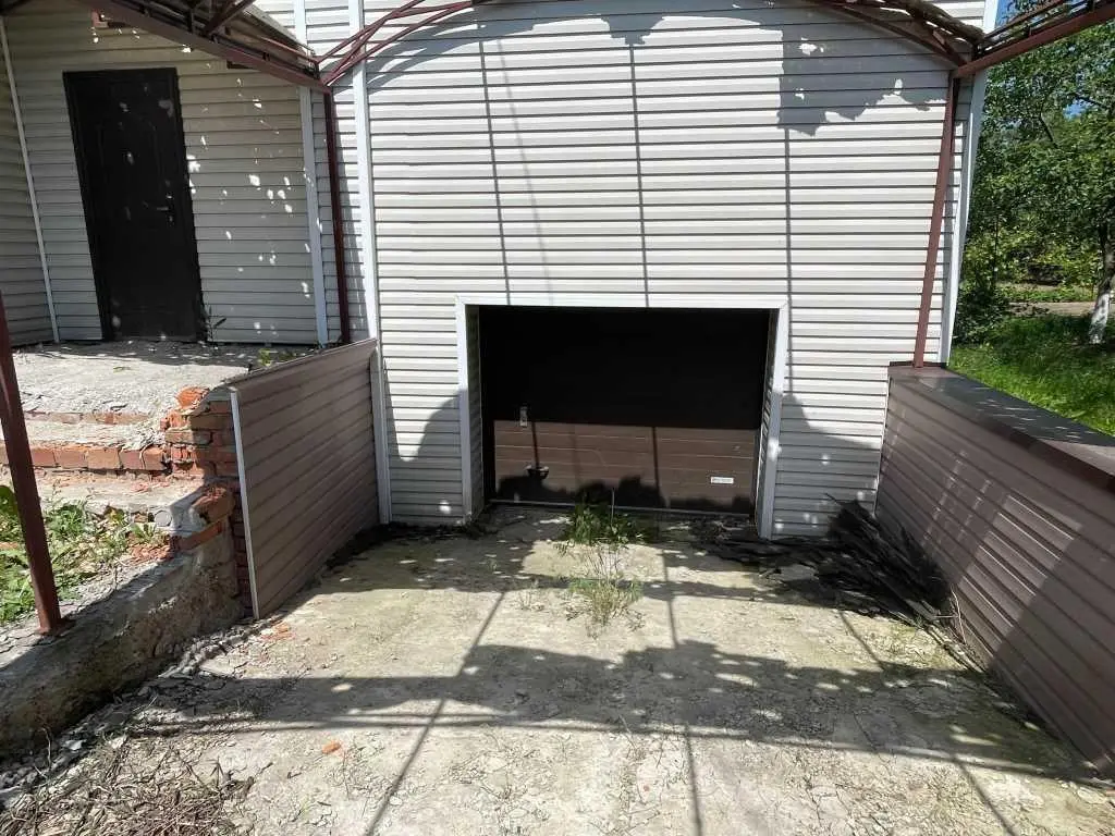 Цегляний будинок з комунікаціями