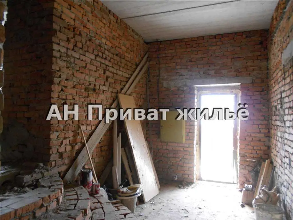 Цегляний будинок з комунікаціями