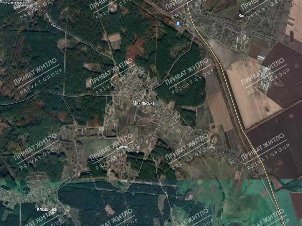 Земельна ділянка в центрі с. Микільське